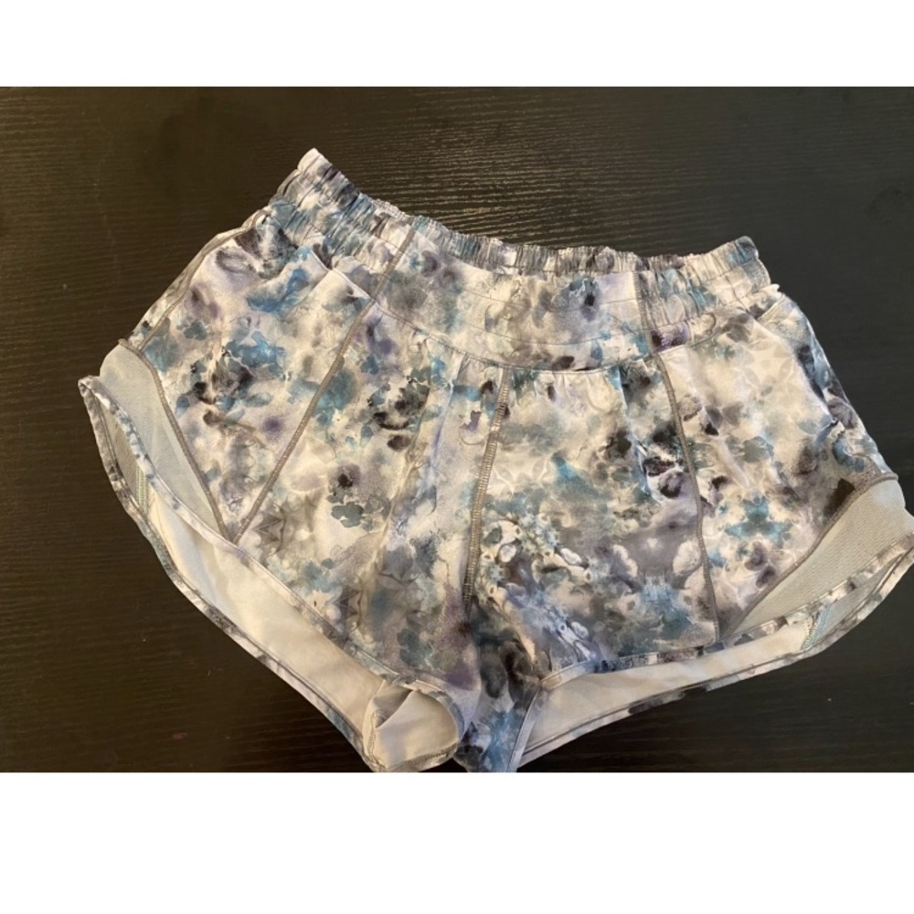 Lululemon Hotty Hot Size 6 2.5” inseam